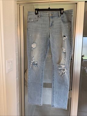 American Eagle Outfitters Light Wash Distressed Skinny Jeans gently used size 16